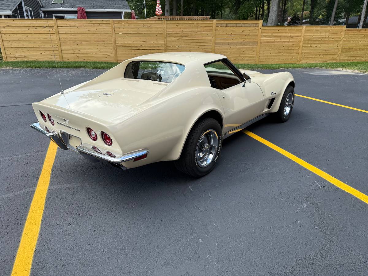 Chevrolet-corvette-1973-white-3