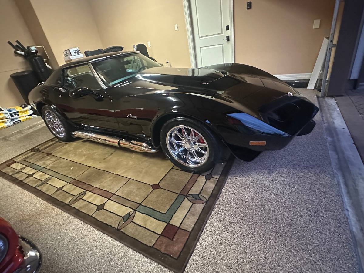 Chevrolet-corvette-1976-black-2