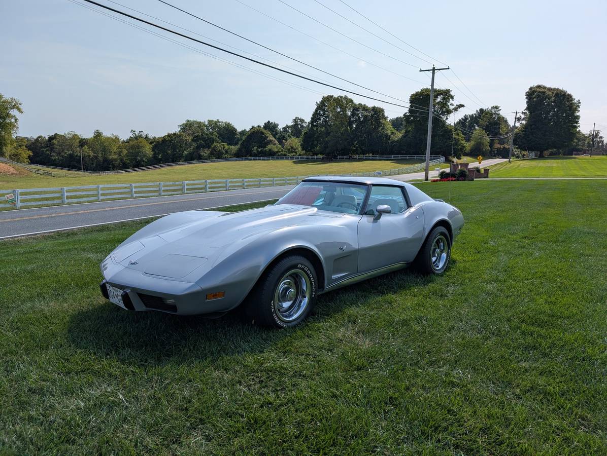 Chevrolet-corvette-1977-silver-2