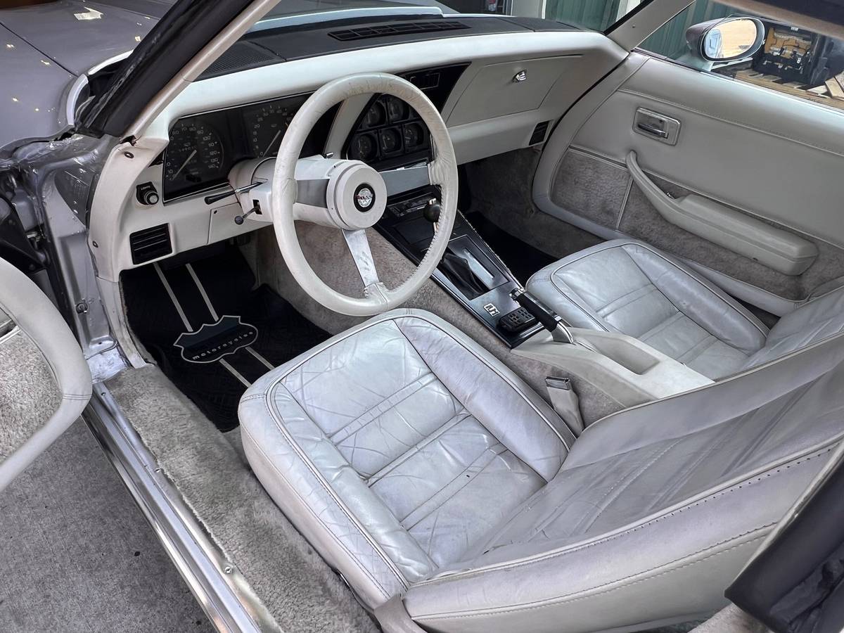 Chevrolet-corvette-1978-silver-7