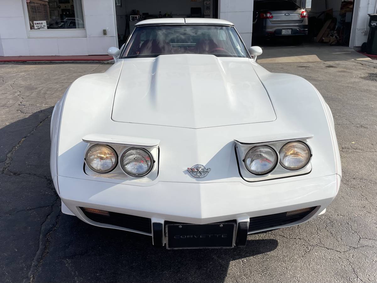 Chevrolet-corvette-1978-white-11