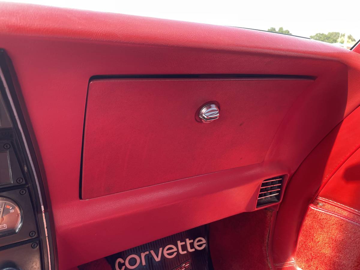 Chevrolet-corvette-1978-white-5