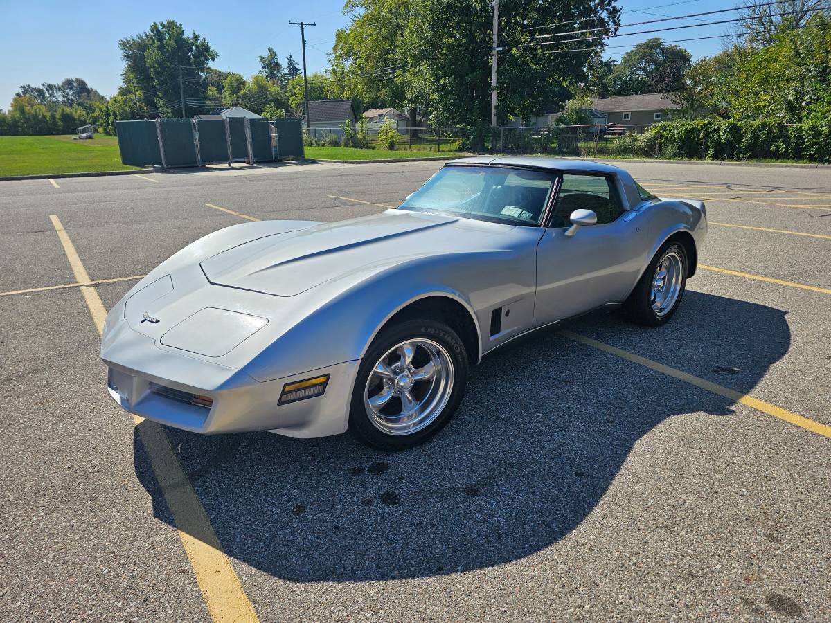 Chevrolet-corvette-1979-silver-1