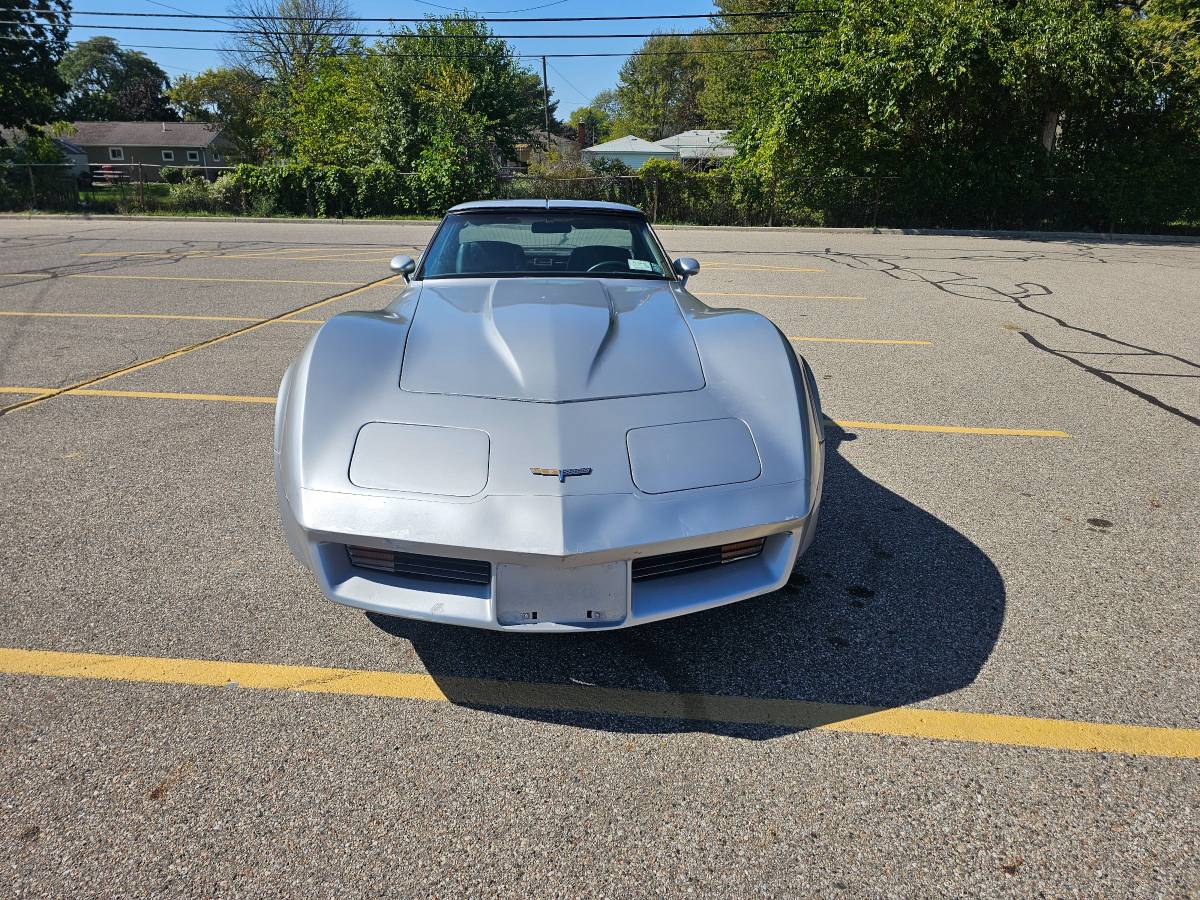 Chevrolet-corvette-1979-silver-16