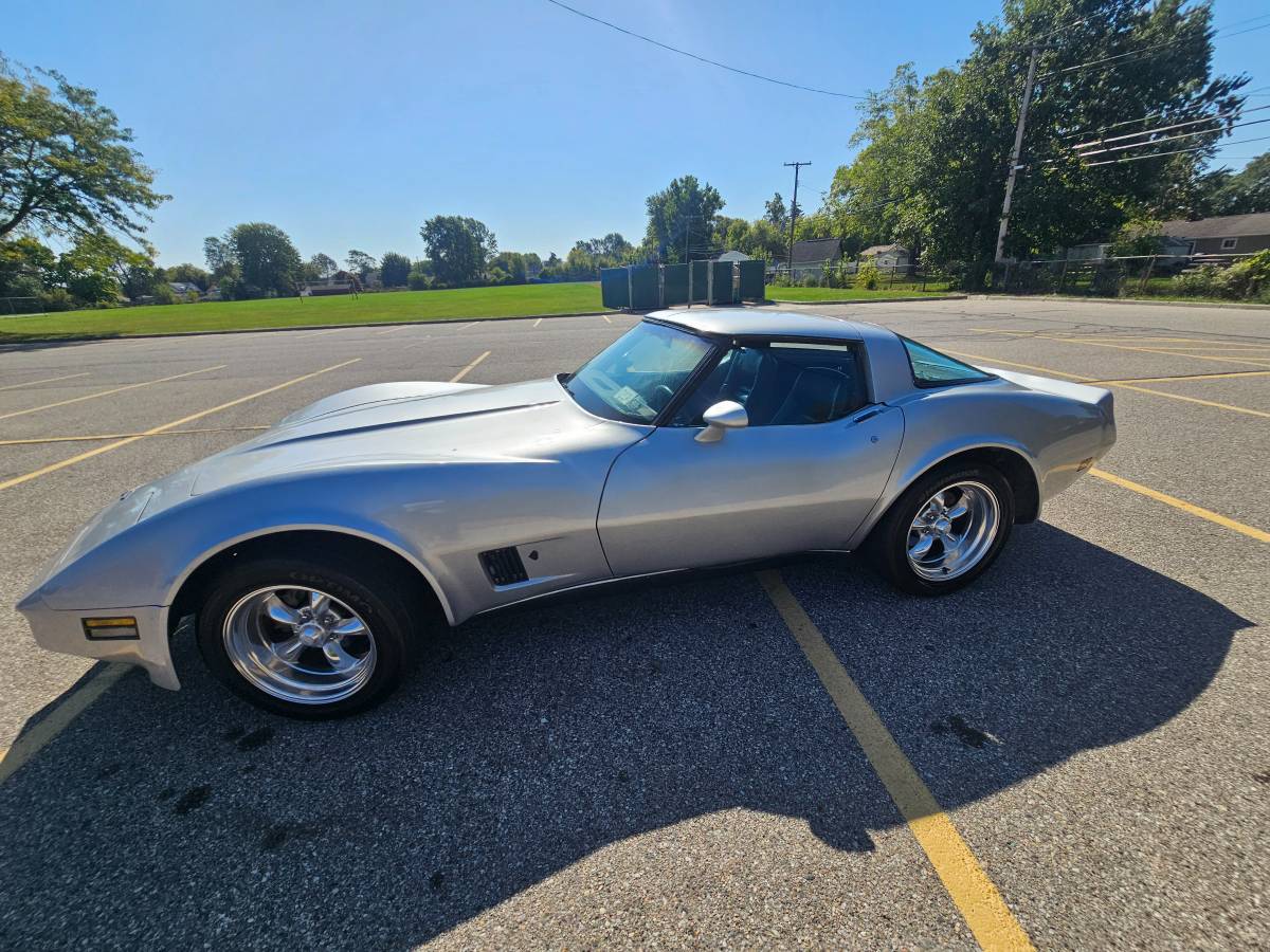 Chevrolet-corvette-1979-silver-19