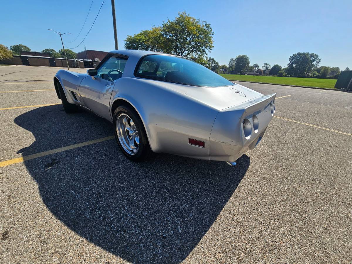 Chevrolet-corvette-1979-silver-2