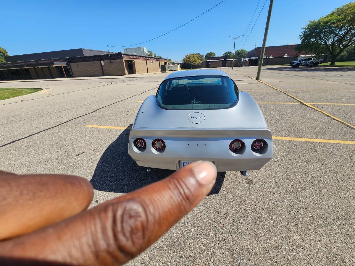 Chevrolet-corvette-1979-silver-3