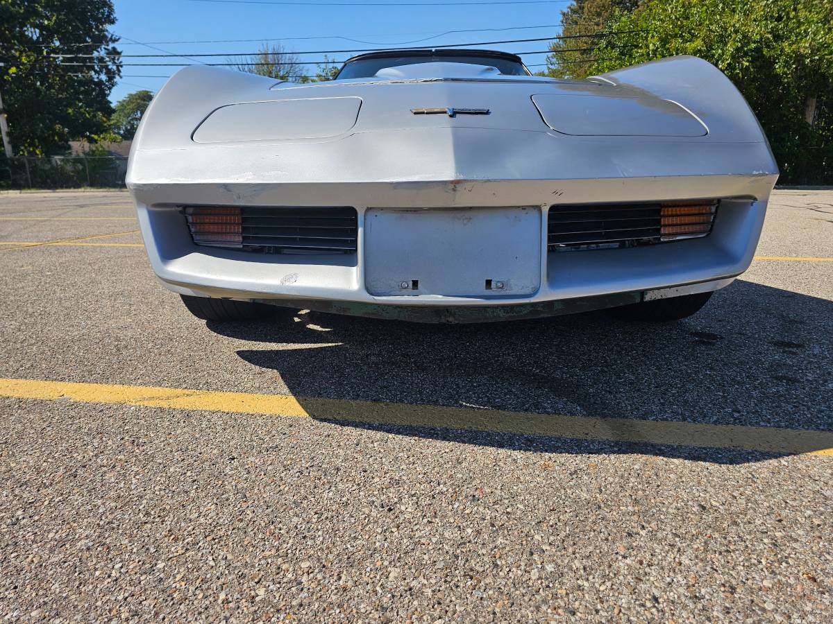 Chevrolet-corvette-1979-silver-9