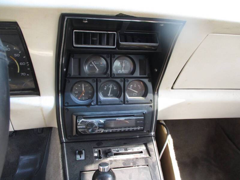 Chevrolet-corvette-1980-red-13