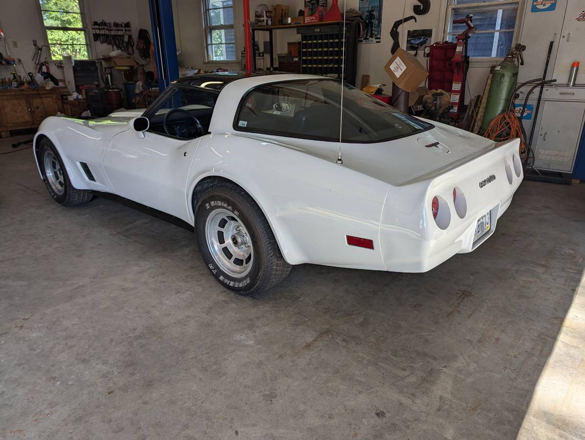 Chevrolet-corvette-1981-2