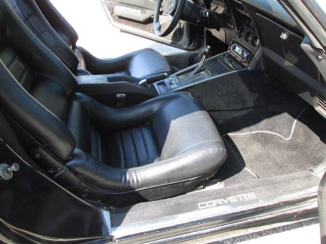 Chevrolet-corvette-1981-black-10
