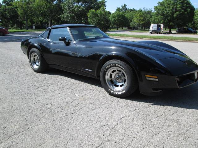 Chevrolet-corvette-1981-black-2