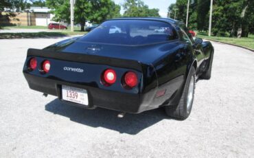 Chevrolet-corvette-1981-black-3