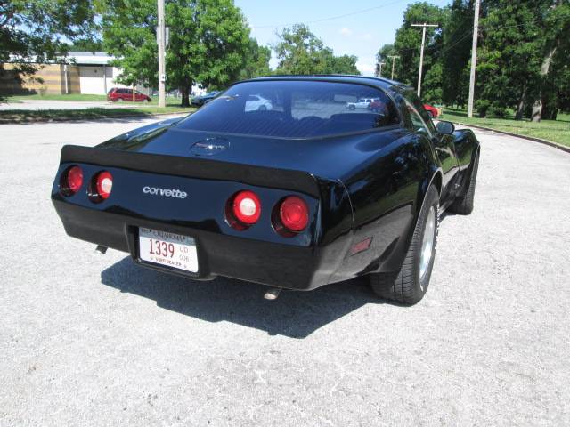 Chevrolet-corvette-1981-black-3