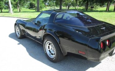 Chevrolet-corvette-1981-black-5