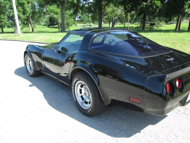 Chevrolet-corvette-1981-black-5