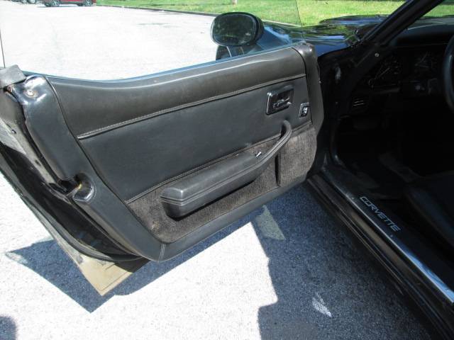 Chevrolet-corvette-1981-black-6