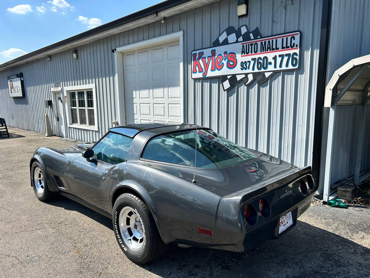 Chevrolet-corvette-1981-grey-1
