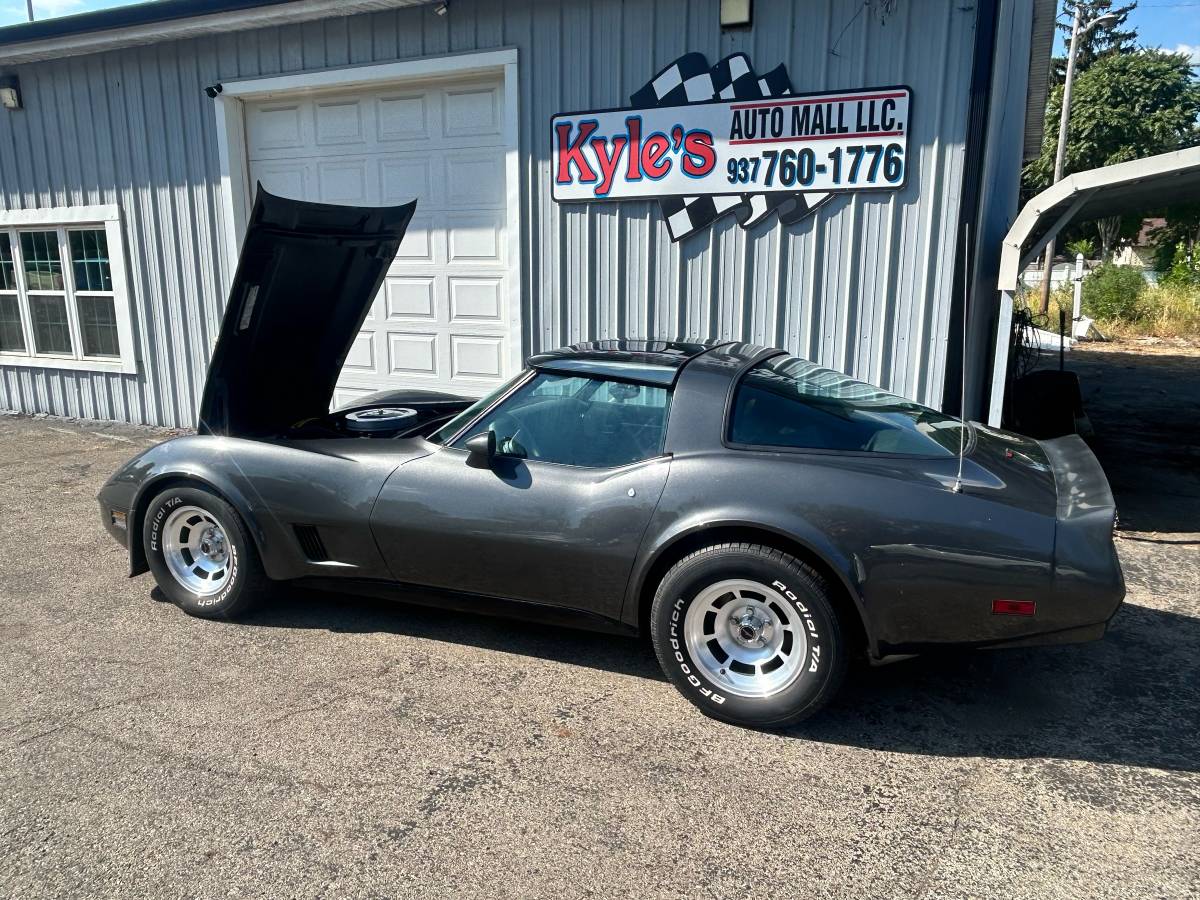 Chevrolet-corvette-1981-grey-15