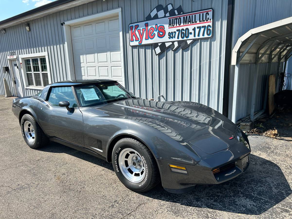 Chevrolet-corvette-1981-grey-2