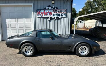 Chevrolet-corvette-1981-grey-3