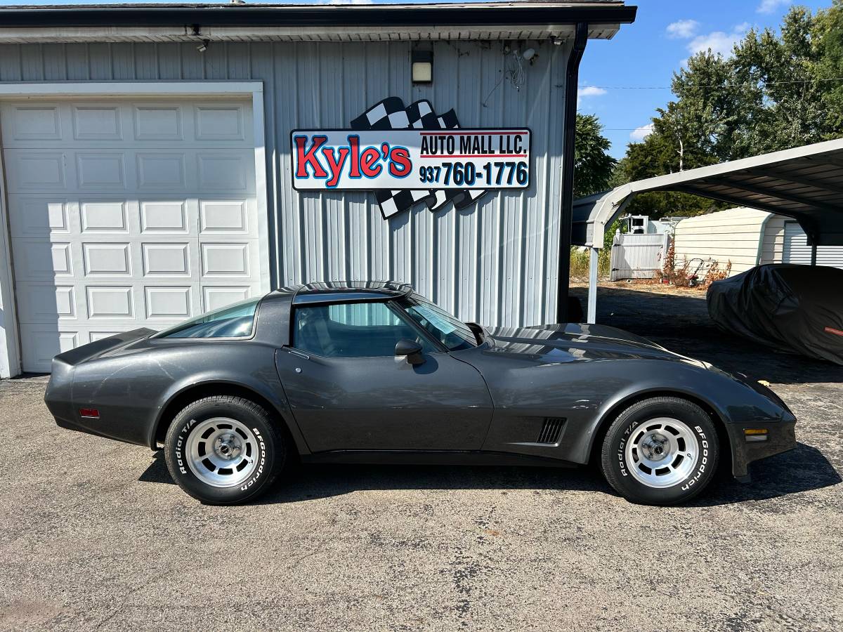 Chevrolet-corvette-1981-grey-3