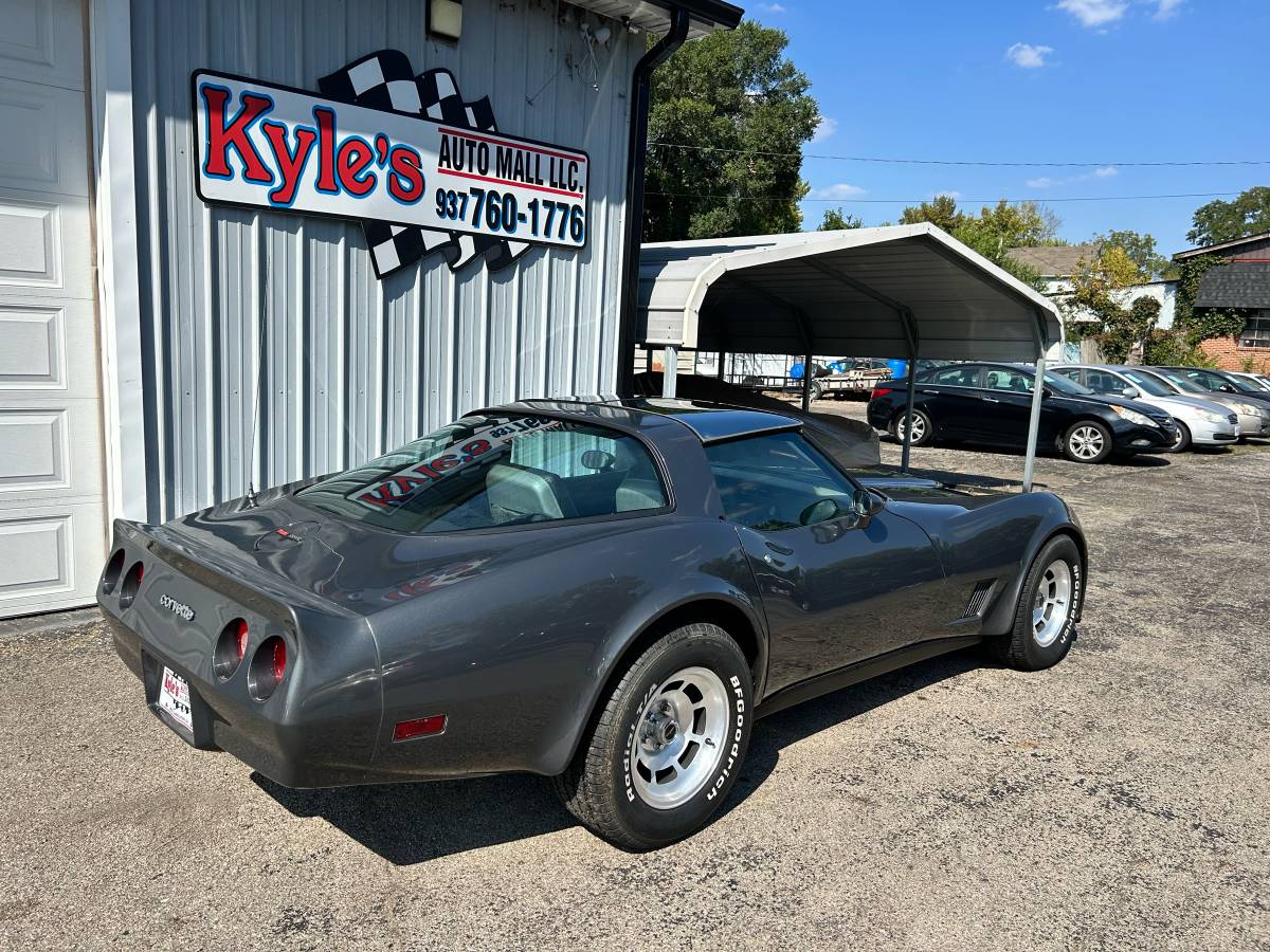 Chevrolet-corvette-1981-grey-5