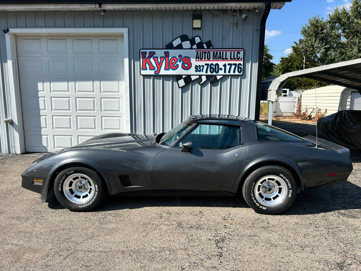 Chevrolet-corvette-1981-grey