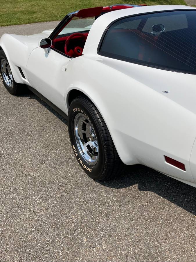 Chevrolet-corvette-1981-white-1