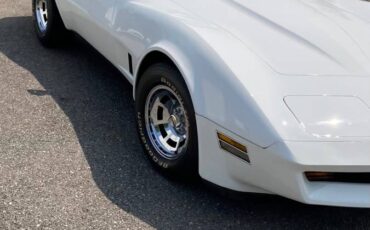 Chevrolet-corvette-1981-white-2