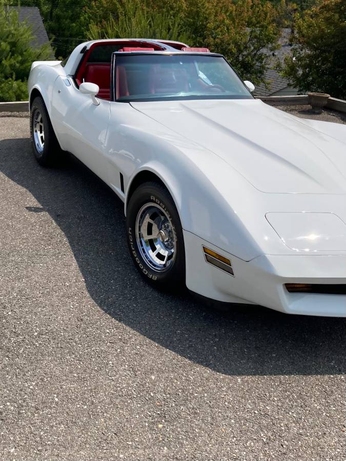 Chevrolet-corvette-1981-white-2