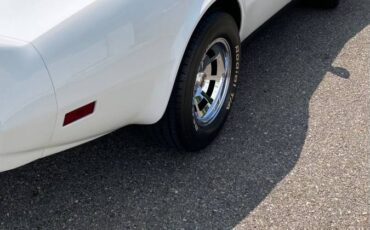 Chevrolet-corvette-1981-white-3