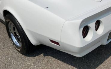 Chevrolet-corvette-1981-white-4