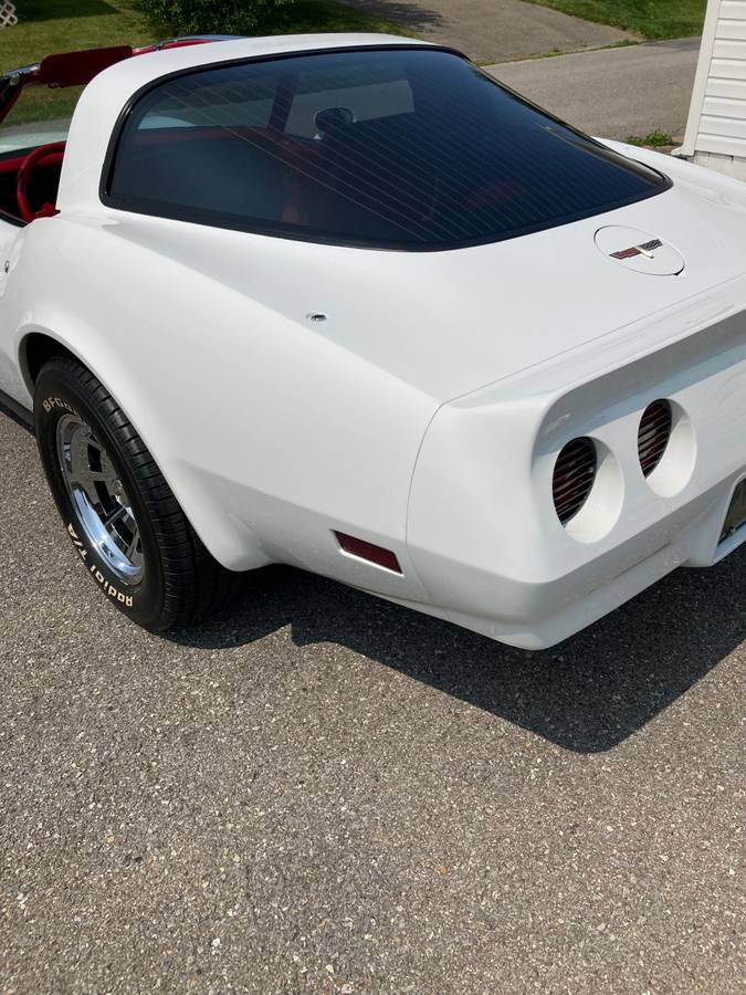 Chevrolet-corvette-1981-white-4