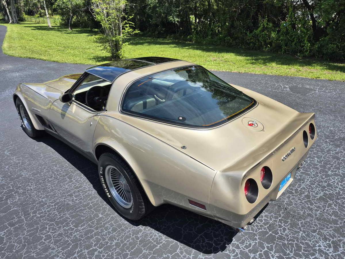 Chevrolet-corvette-1982-1