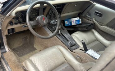 Chevrolet-corvette-1982-grey-1