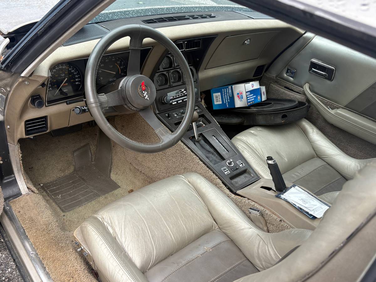 Chevrolet-corvette-1982-grey-1