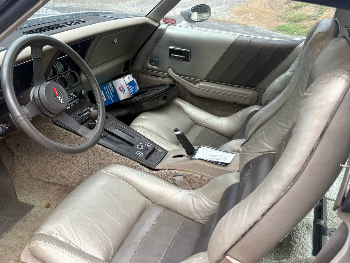 Chevrolet-corvette-1982-grey-3
