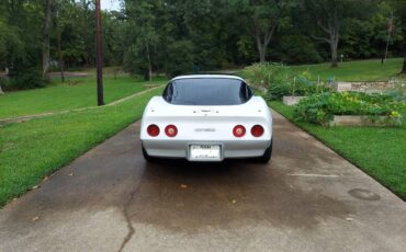 Chevrolet-corvette-1982-white-1
