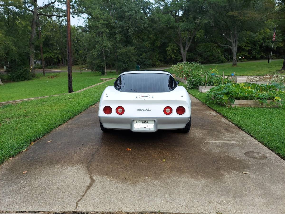 Chevrolet-corvette-1982-white-1