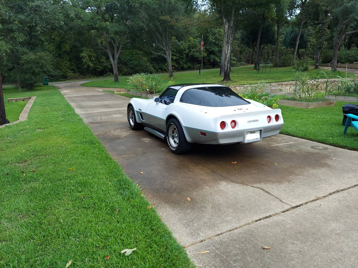Chevrolet-corvette-1982-white-11