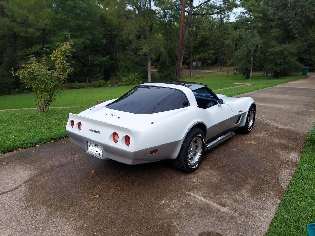 Chevrolet-corvette-1982-white-3