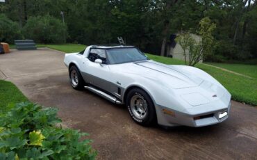 Chevrolet-corvette-1982-white