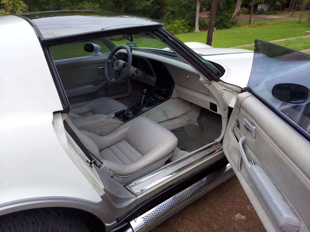 Chevrolet-corvette-1982-white-4