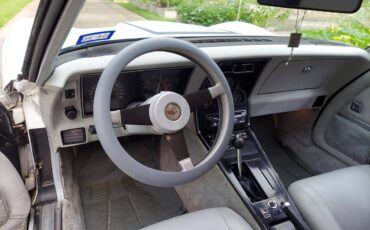 Chevrolet-corvette-1982-white-6