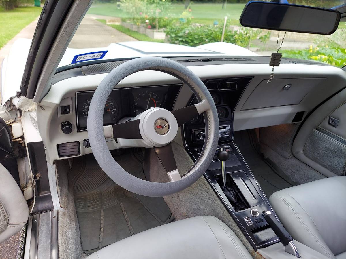 Chevrolet-corvette-1982-white-6
