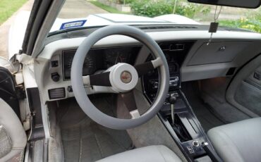 Chevrolet-corvette-1982-white-8