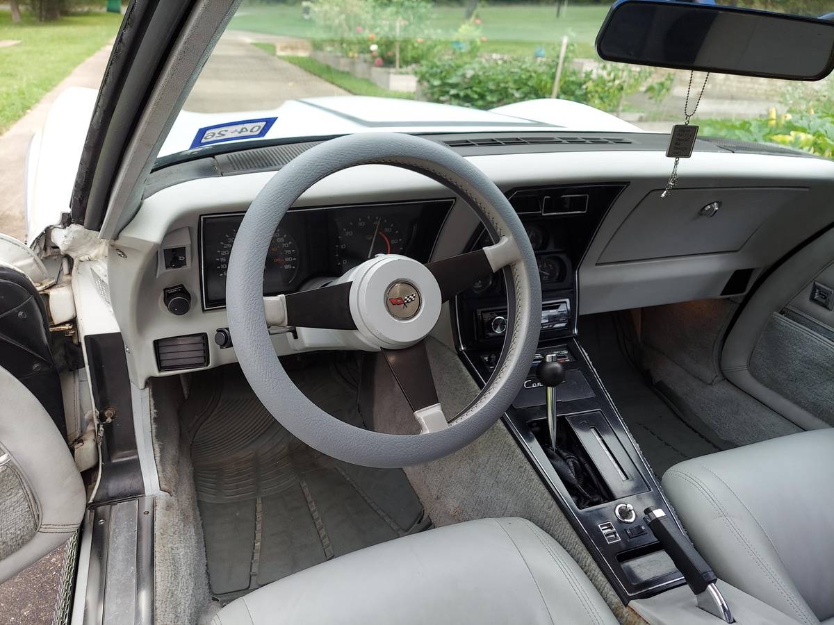 Chevrolet-corvette-1982-white-8