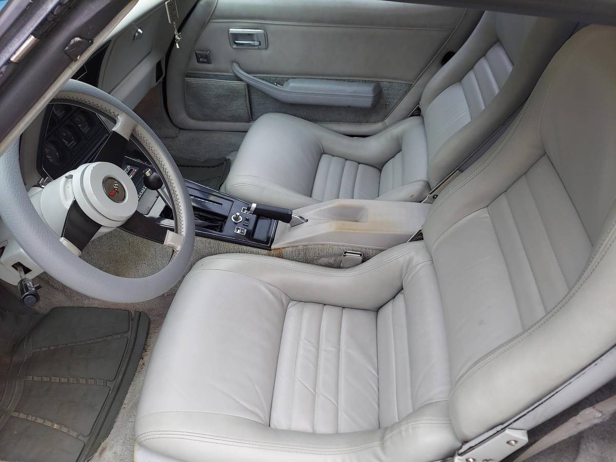 Chevrolet-corvette-1982-white-9