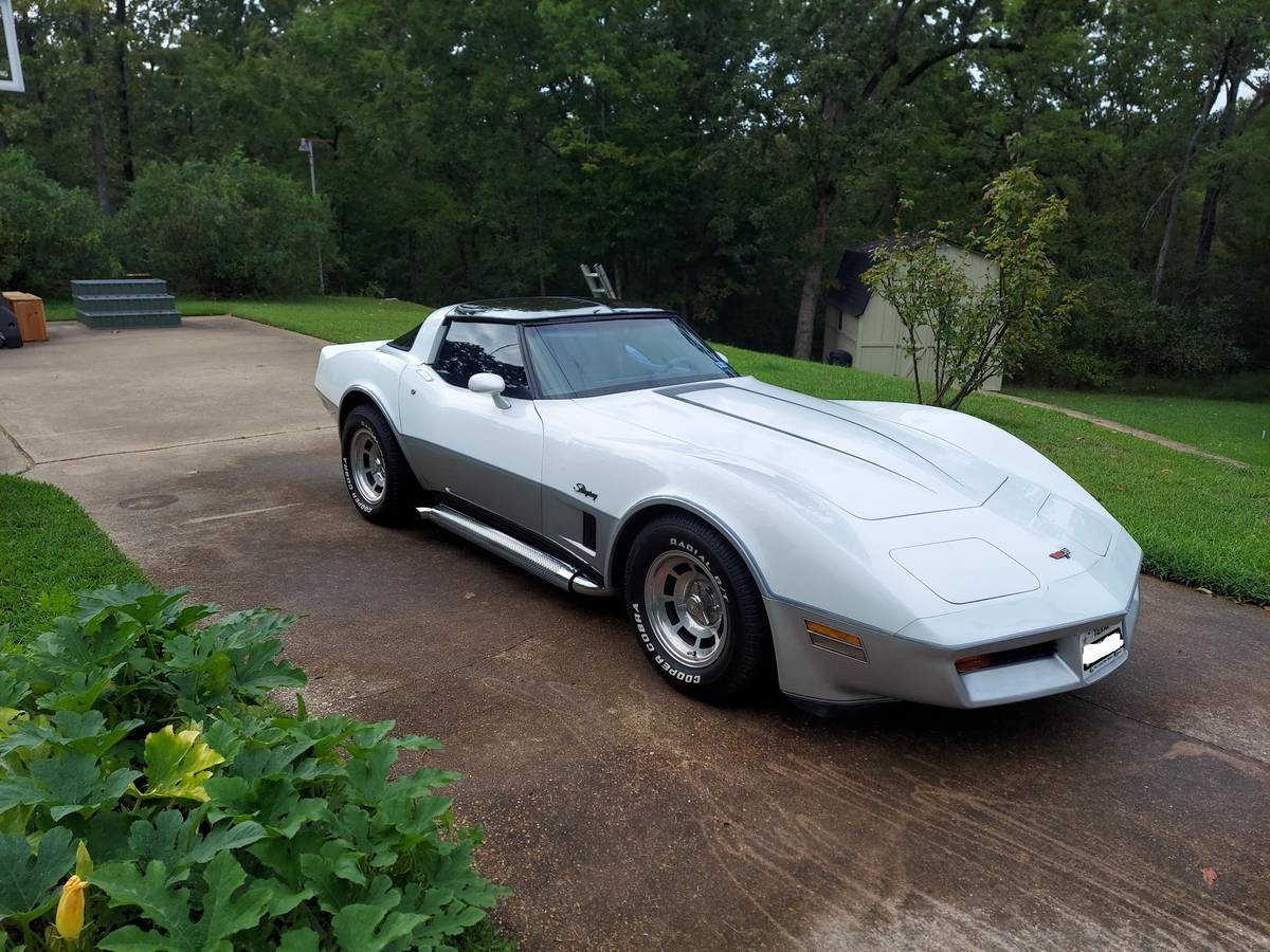 Chevrolet-corvette-1982-white